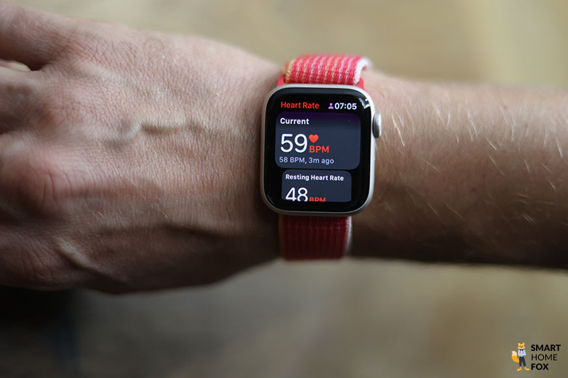 Можно увидеть измерение частоты сердечных сокращений на  Apple Watch SE.